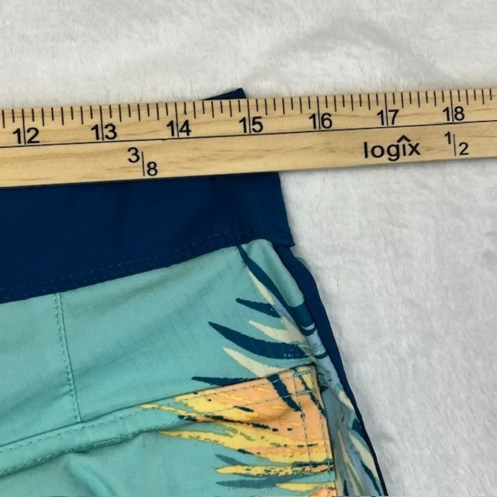 Quiksilver Highline Scallop 19‎ Mens Boardshorts Teal Palm Leaf Size 29 NWT